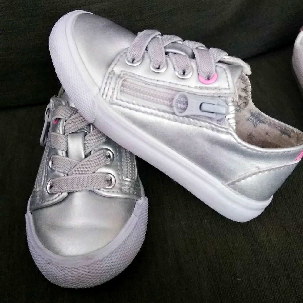 Girls/toddler shoes and 1pair of slippers